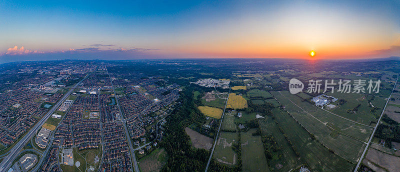 鸟瞰图Purpleville, Kleinburg在特斯顿路和400高速公路，独立和复式住宅在伍德布里奇沃恩，安大略省，加拿大